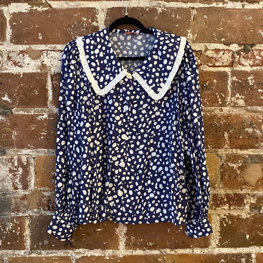 Laura navy animal spot drill collar top
Color: Navy Animal Spot
Size: 12
Qty: 1